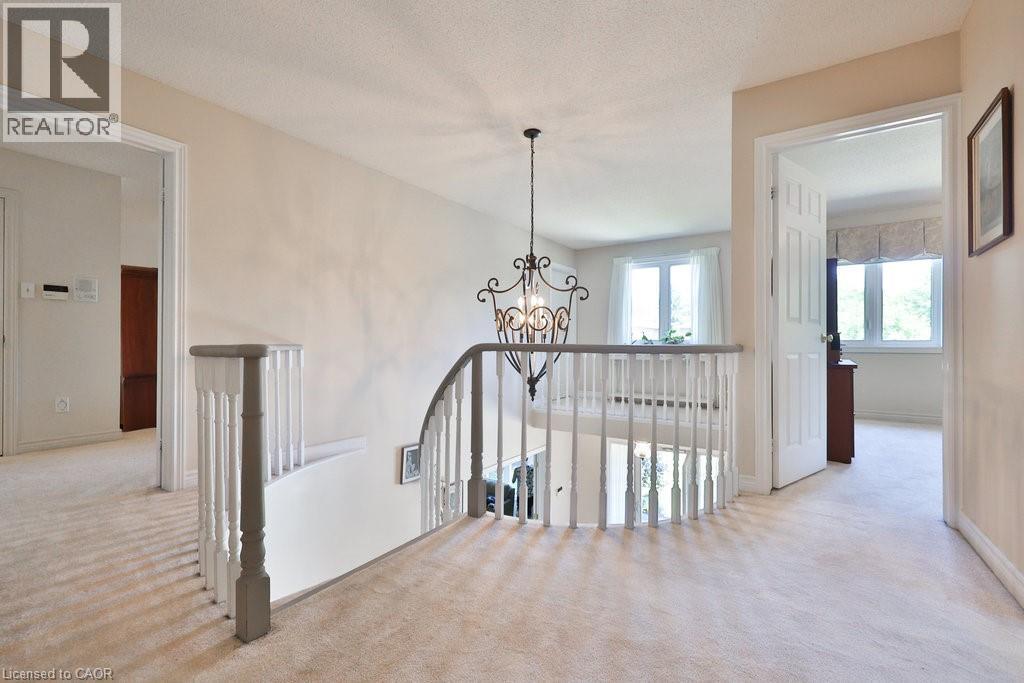 Photo 2 of 542 Hambling Court, Burlington ON