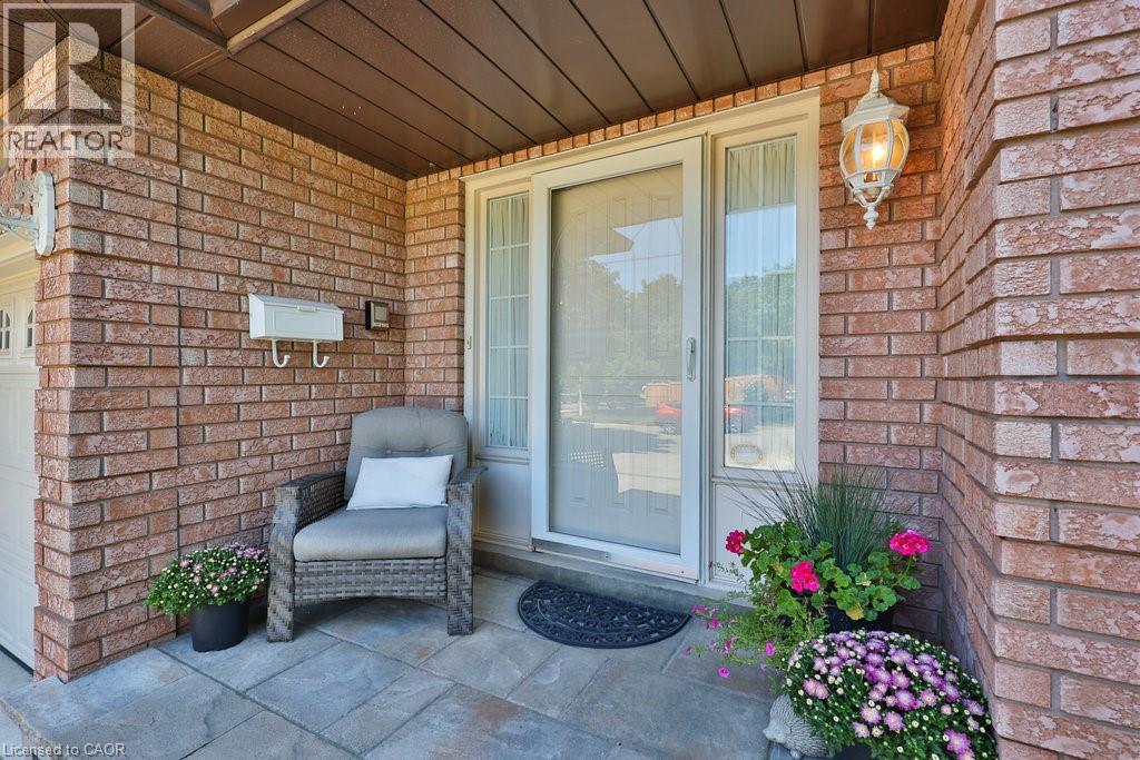 Photo 3 of 542 Hambling Court, Burlington ON