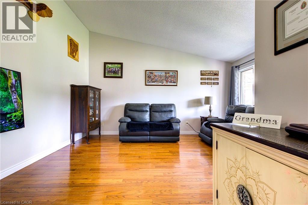 Photo 9 of 10 Glen Abbey Court, Woodstock ON