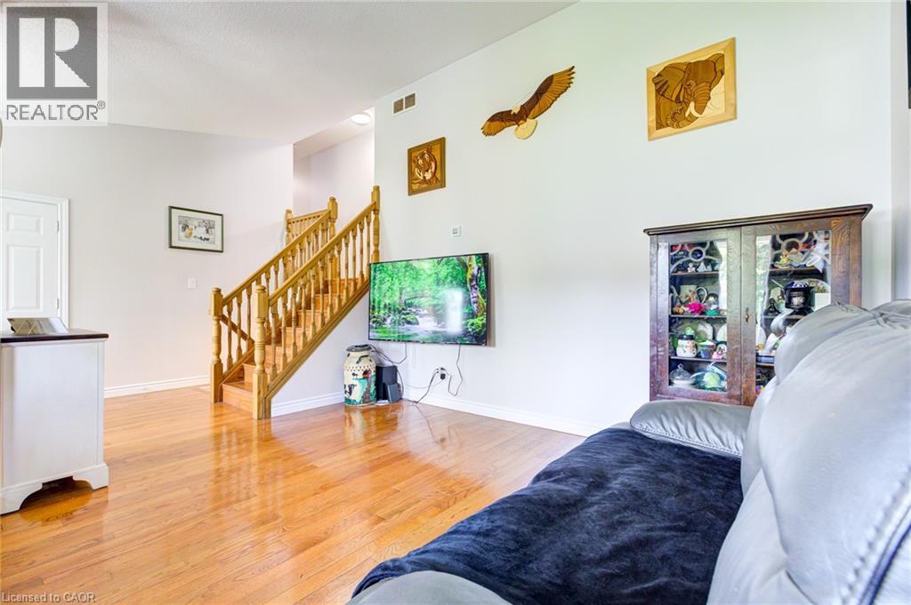 Photo 11 of 10 Glen Abbey Court, Woodstock ON