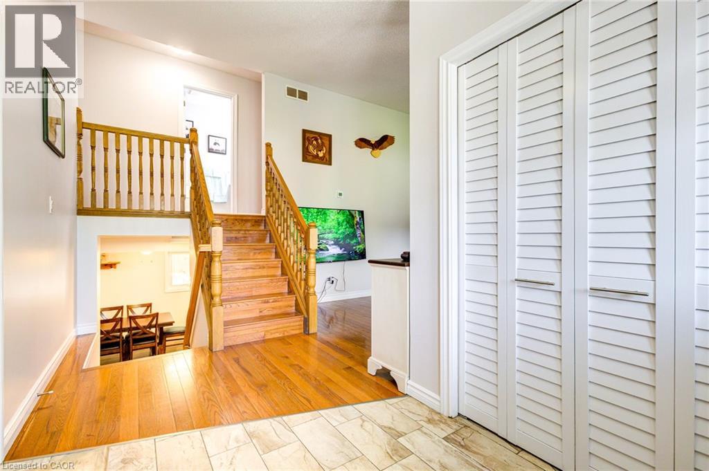 Photo 7 of 10 Glen Abbey Court, Woodstock ON