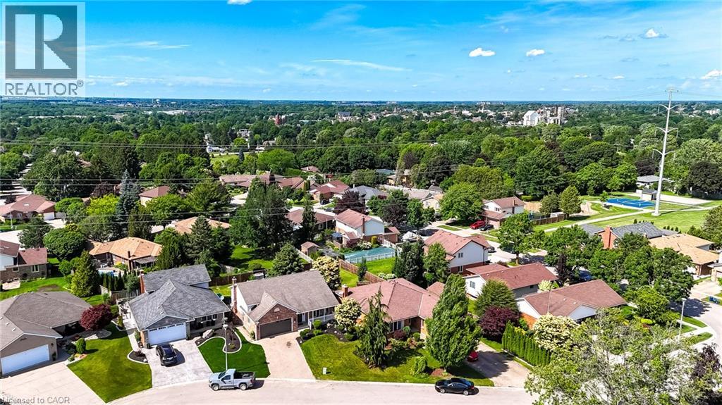 Photo 46 of 10 Glen Abbey Court, Woodstock ON