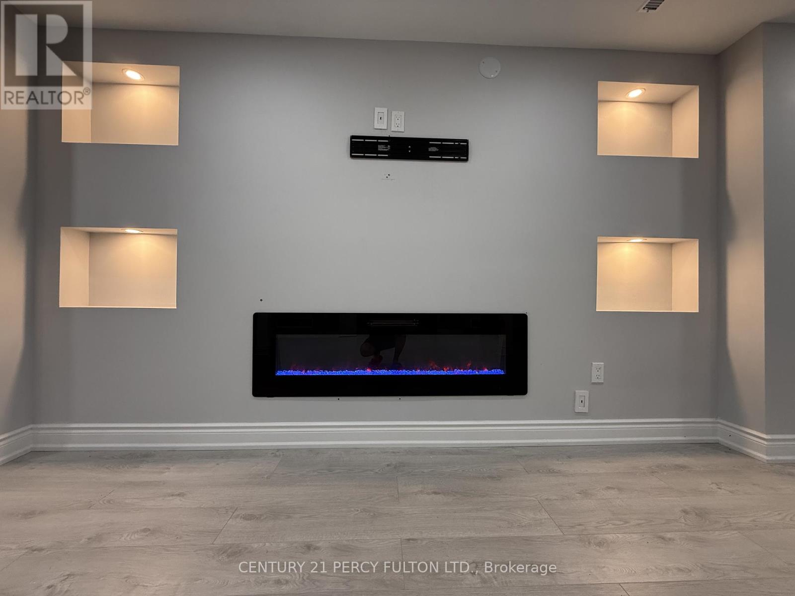 Photo 5 of 932 Schaeffer Outlook, Newmarket ON