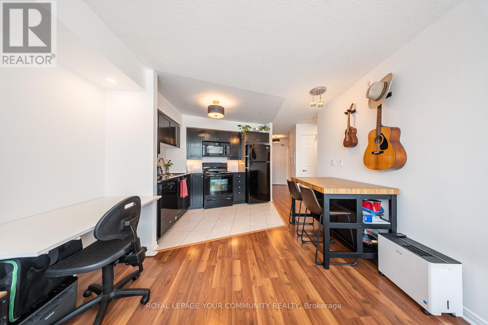 Photo 3 of 716 18 Valley Woods Road, Toronto ON