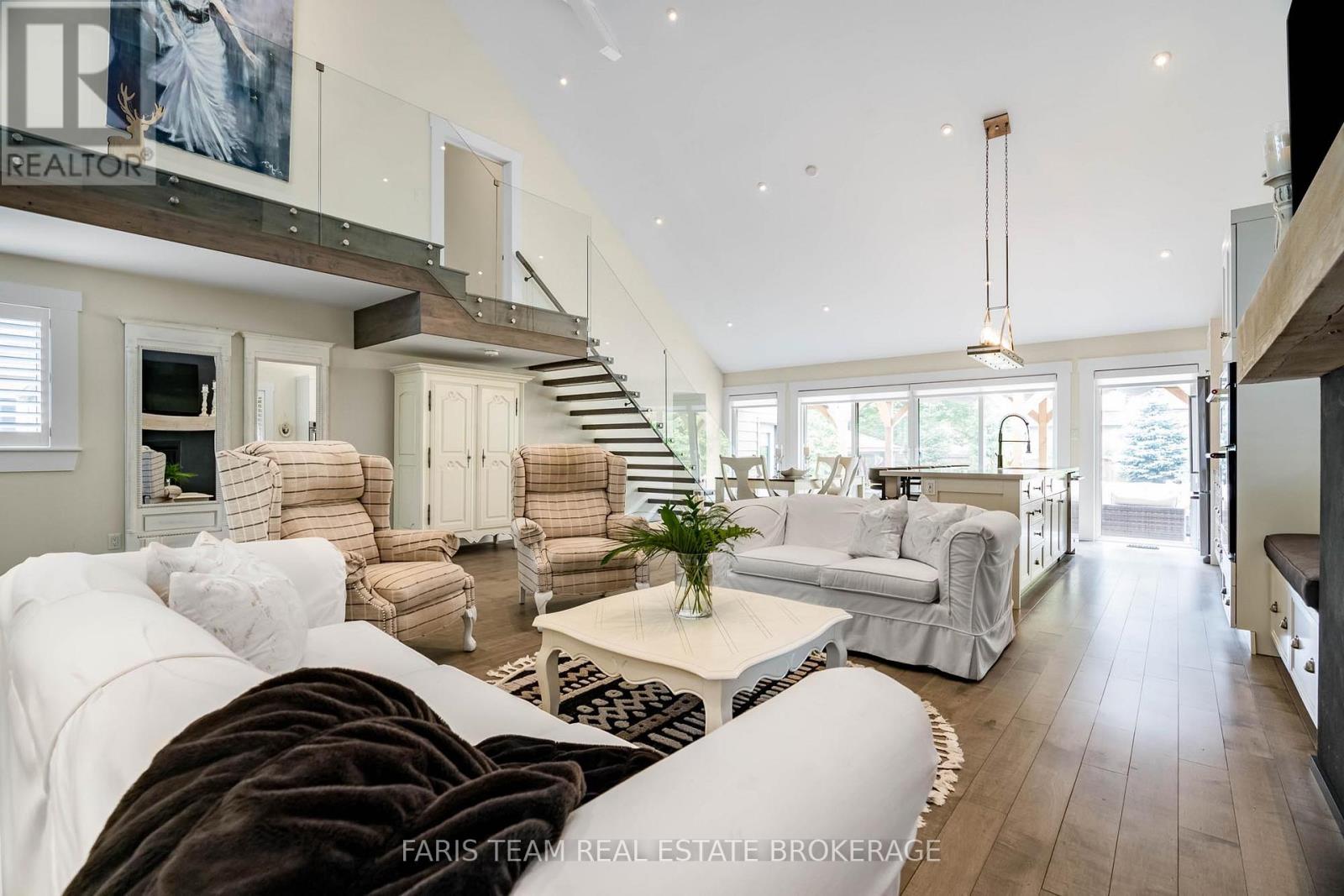 Photo 4 of 92 Nelson Street, Barrie ON