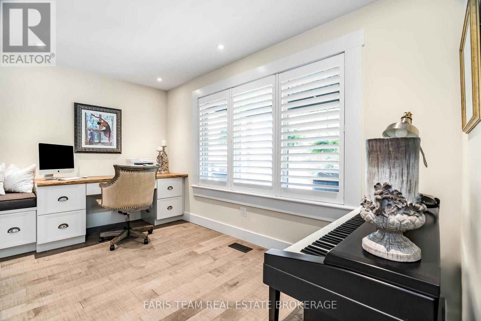 Photo 8 of 92 Nelson Street, Barrie ON