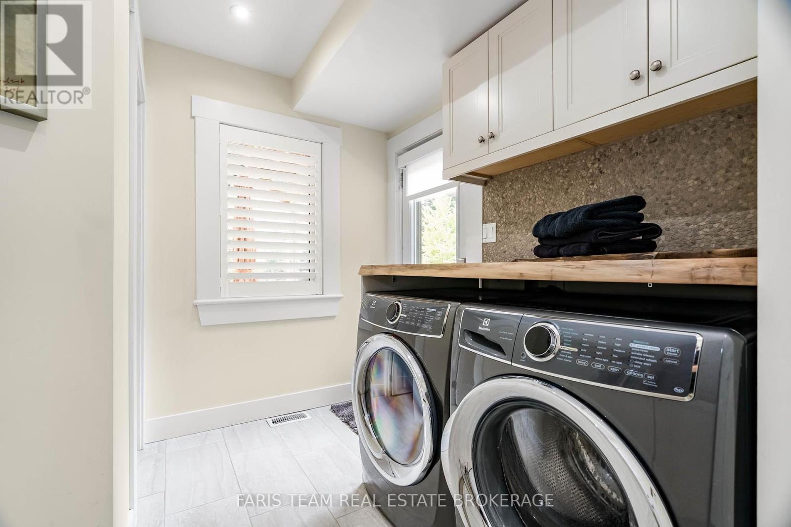 Photo 6 of 92 Nelson Street, Barrie ON