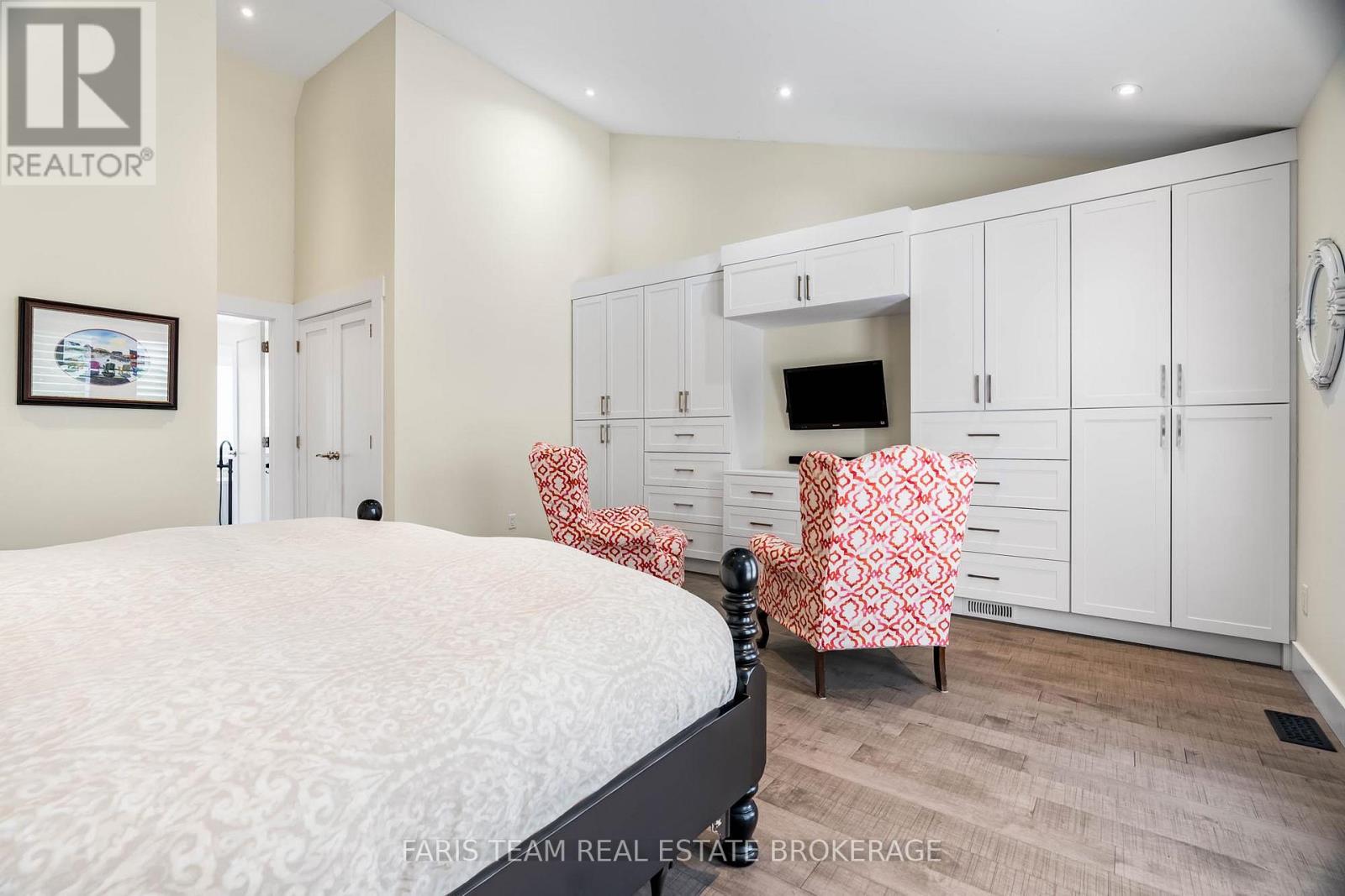 Photo 41 of 92 Nelson Street, Barrie ON