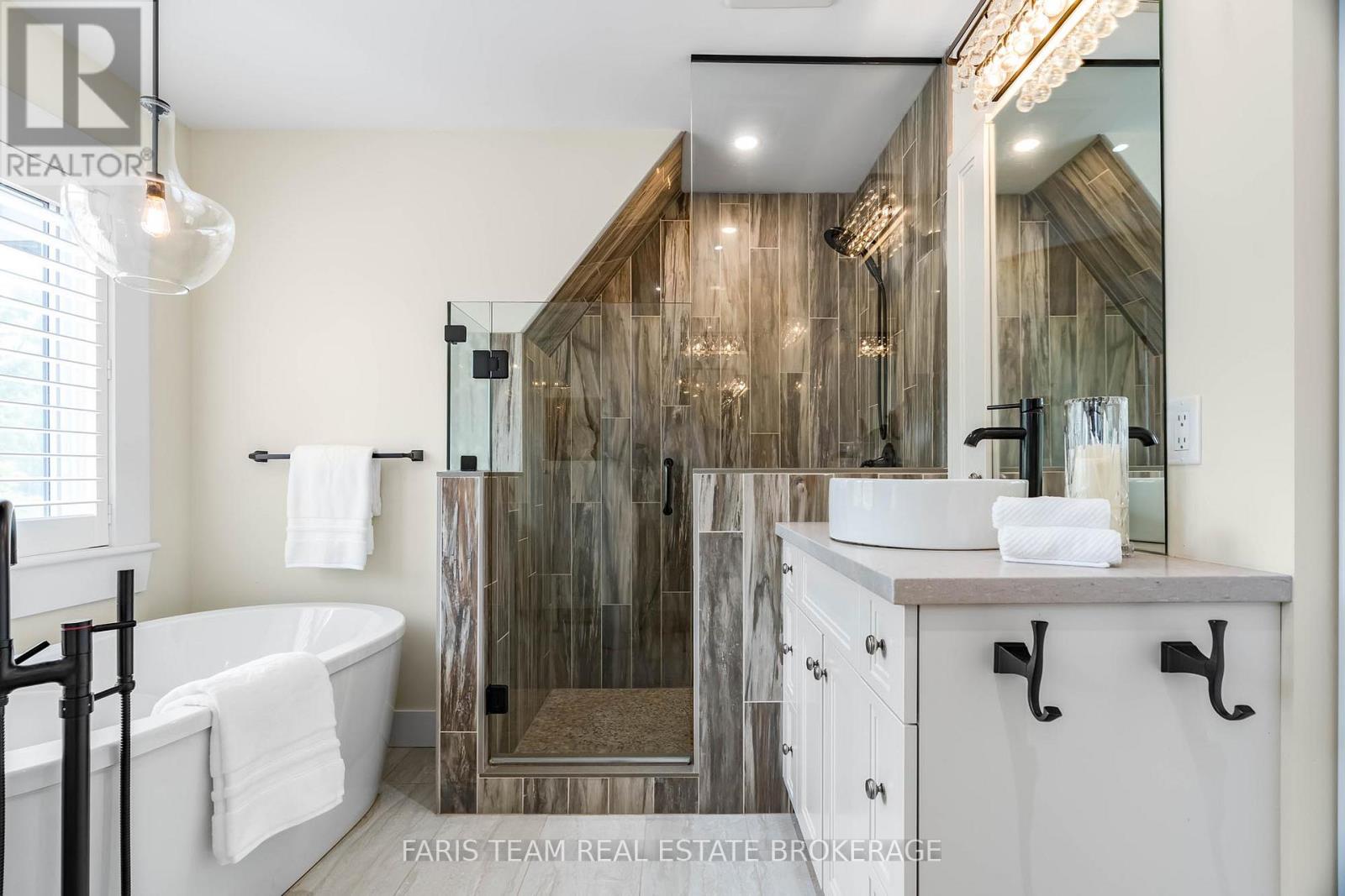 Photo 12 of 92 Nelson Street, Barrie ON