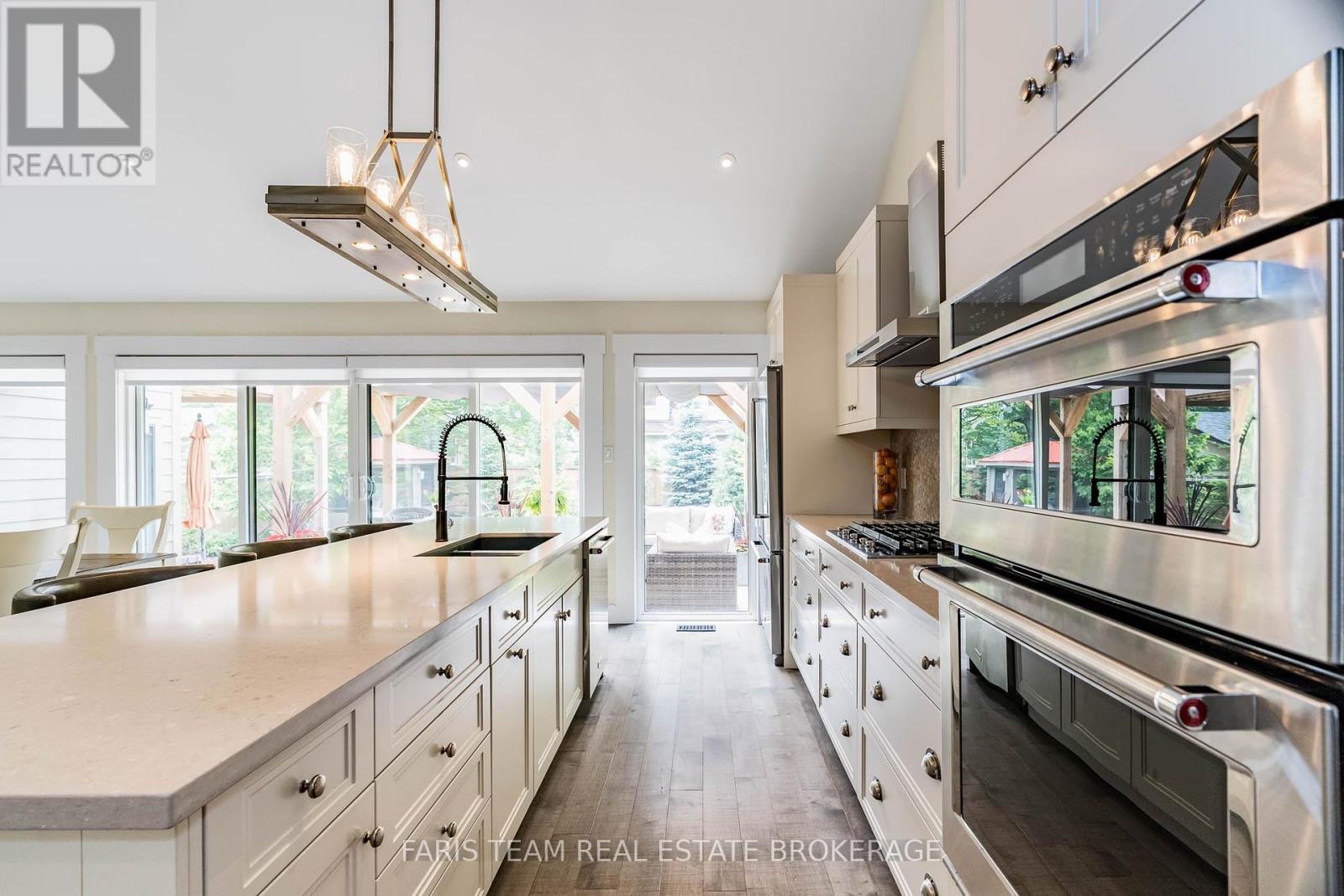 Photo 2 of 92 Nelson Street, Barrie ON