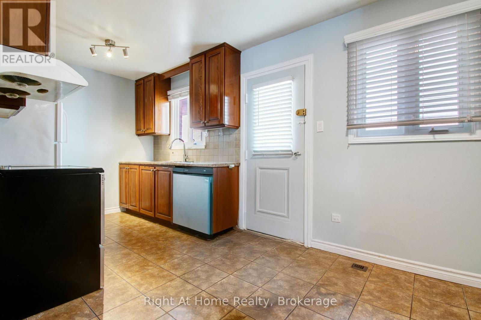 Photo 6 of 63 Martindale Crescent, Brampton ON