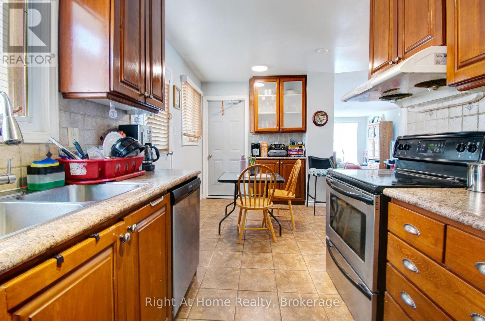 Photo 8 of 63 Martindale Crescent, Brampton ON