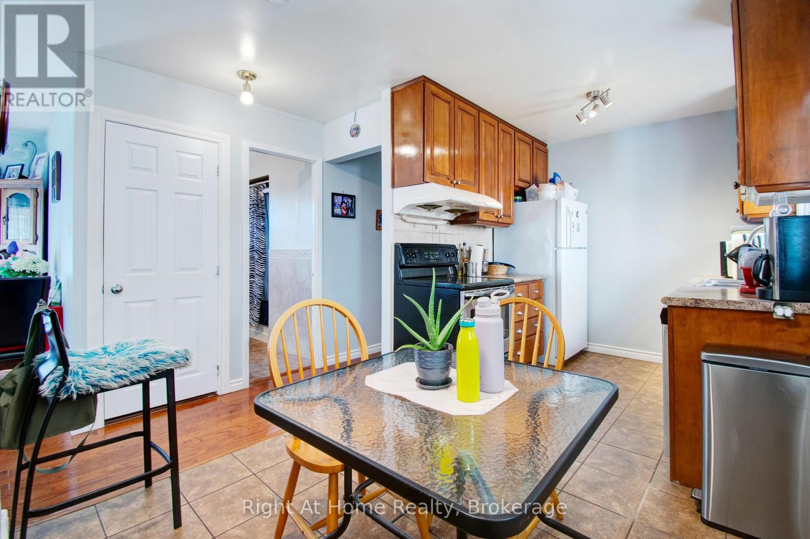 Photo 15 of 63 Martindale Crescent, Brampton ON