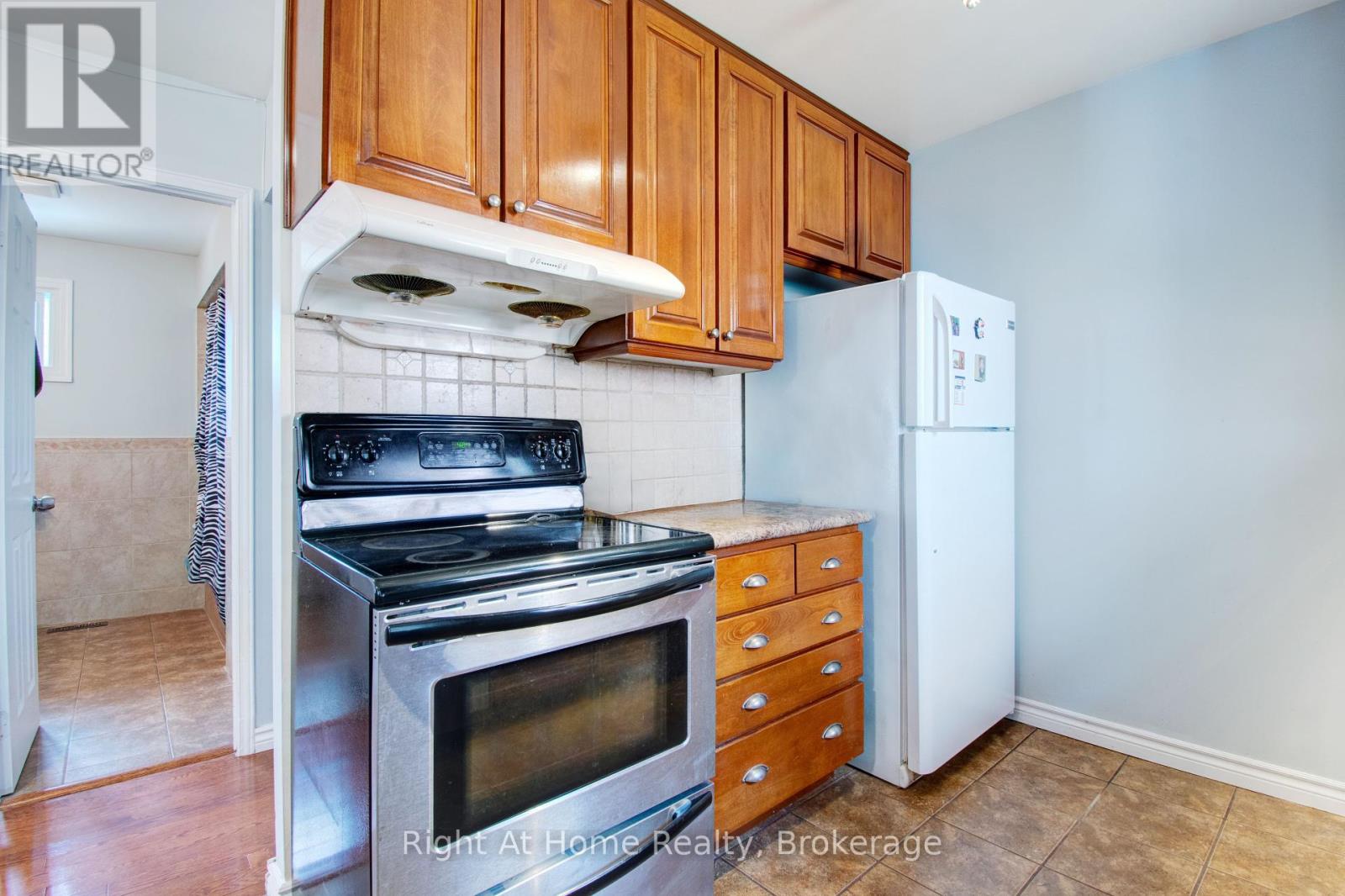 Photo 16 of 63 Martindale Crescent, Brampton ON