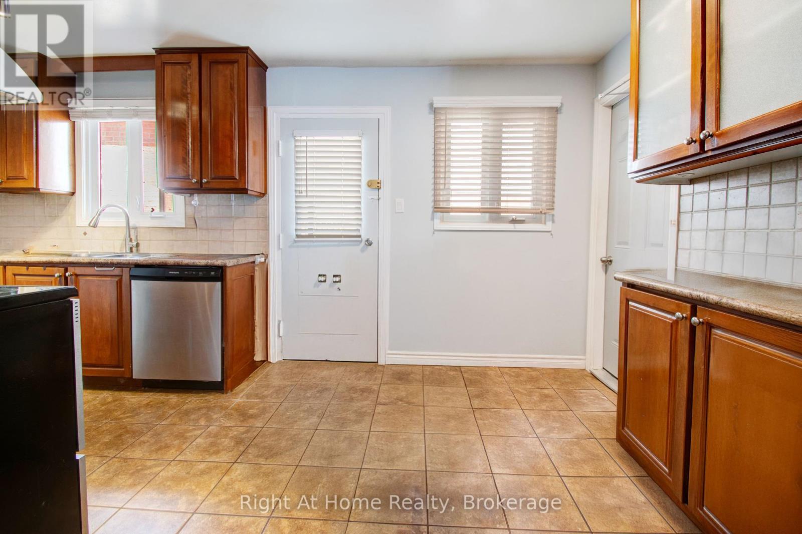 Photo 9 of 63 Martindale Crescent, Brampton ON