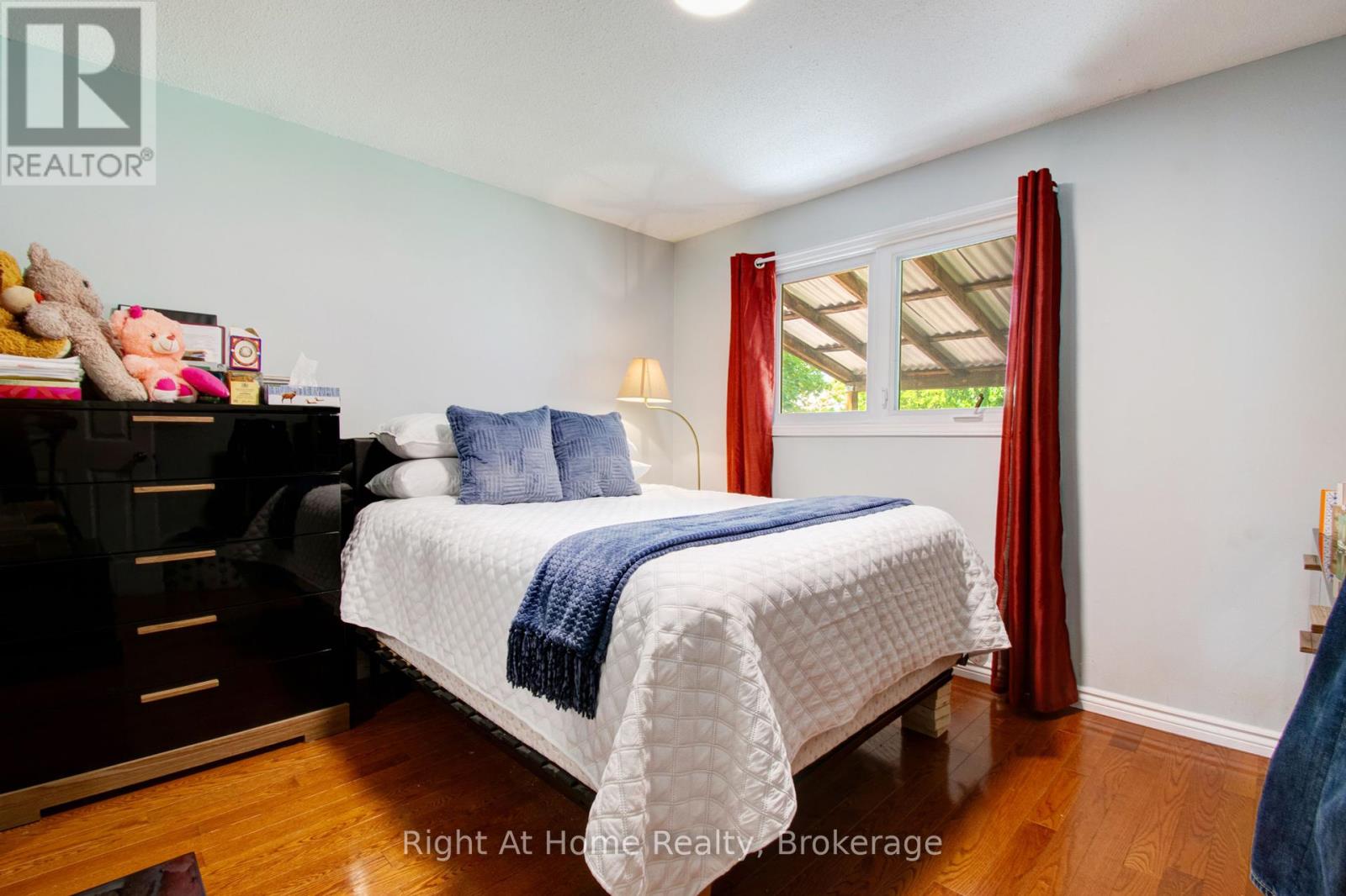 Photo 12 of 63 Martindale Crescent, Brampton ON