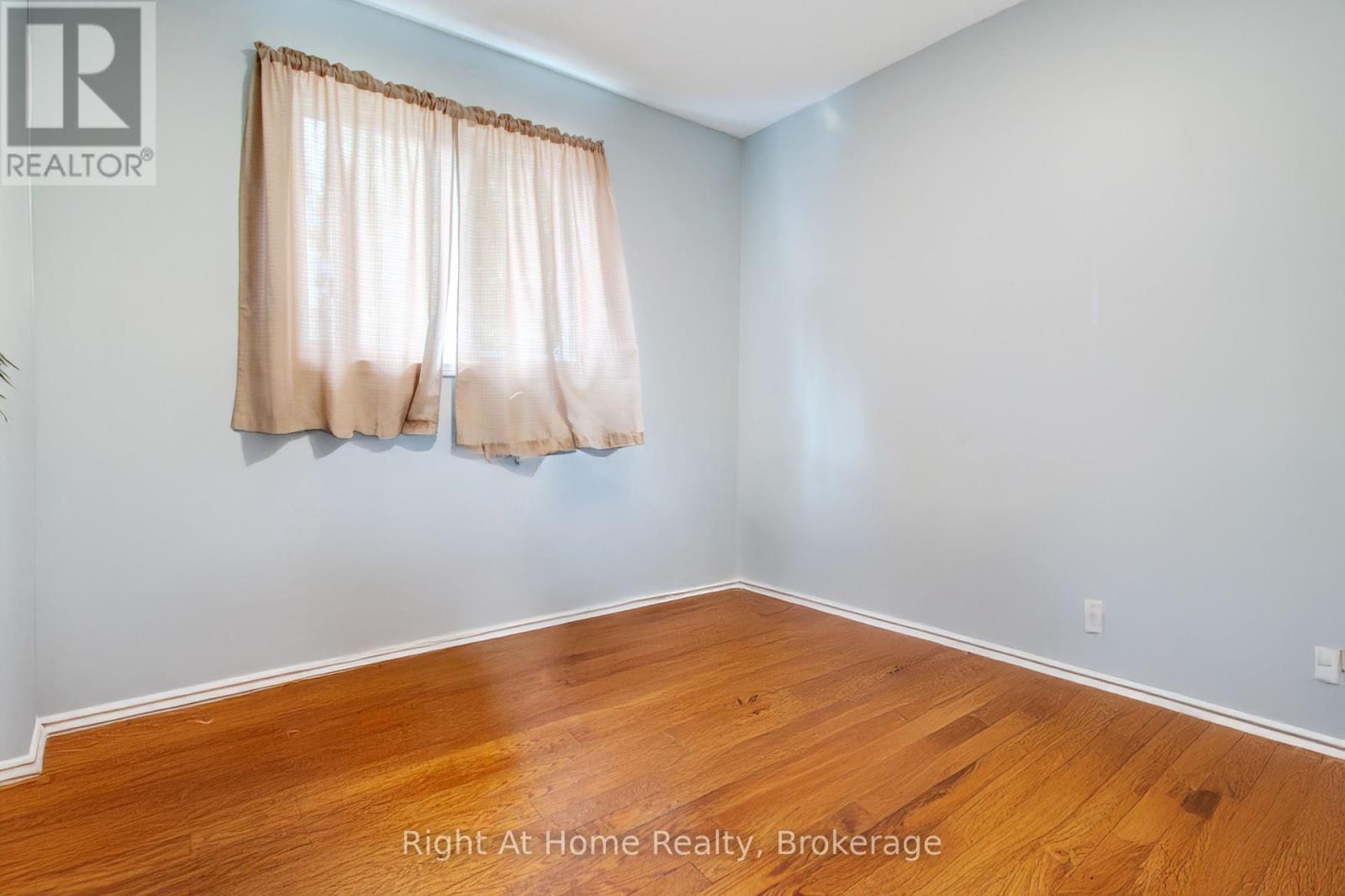 Photo 11 of 63 Martindale Crescent, Brampton ON