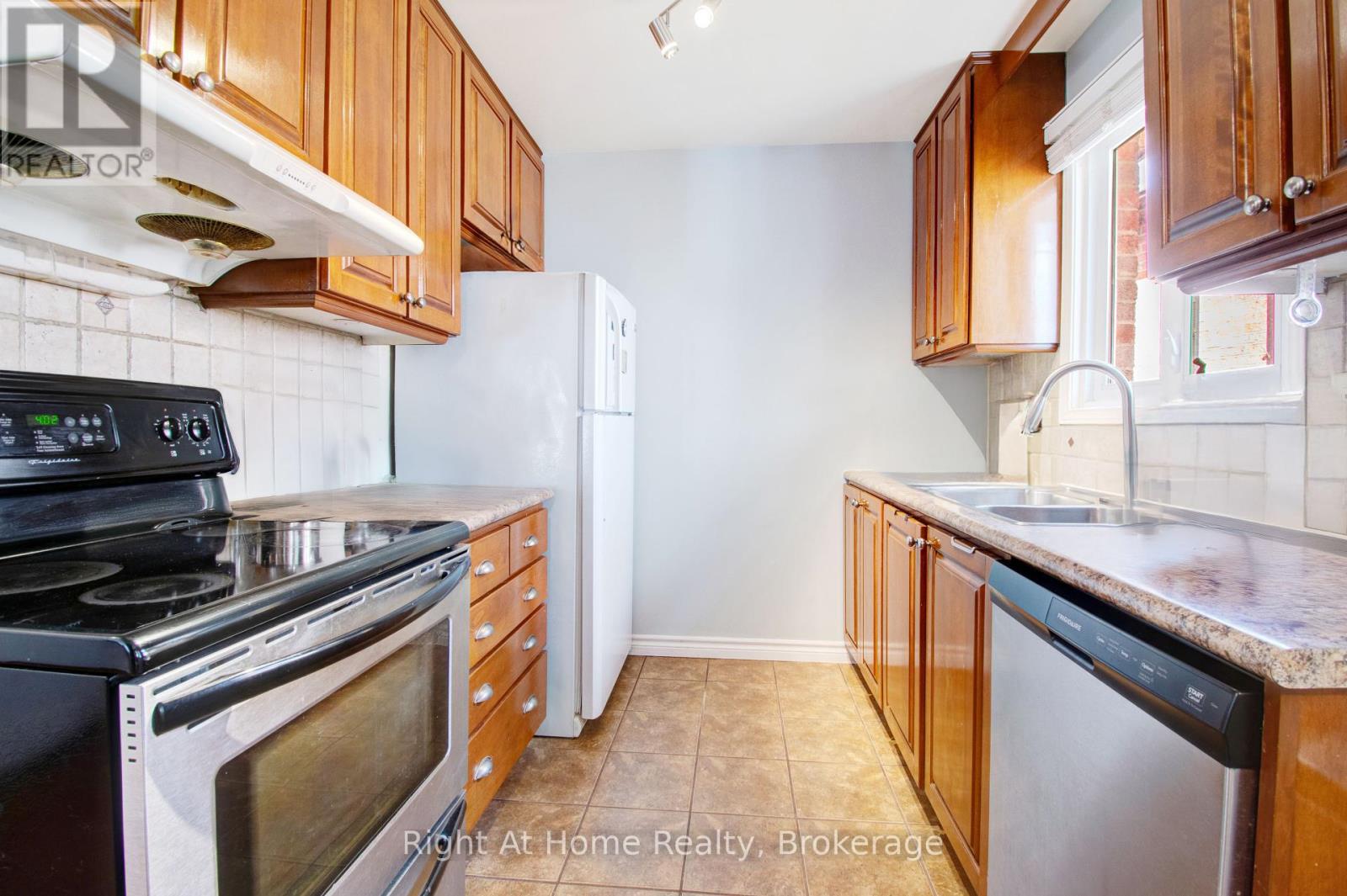 Photo 39 of 63 Martindale Crescent, Brampton ON