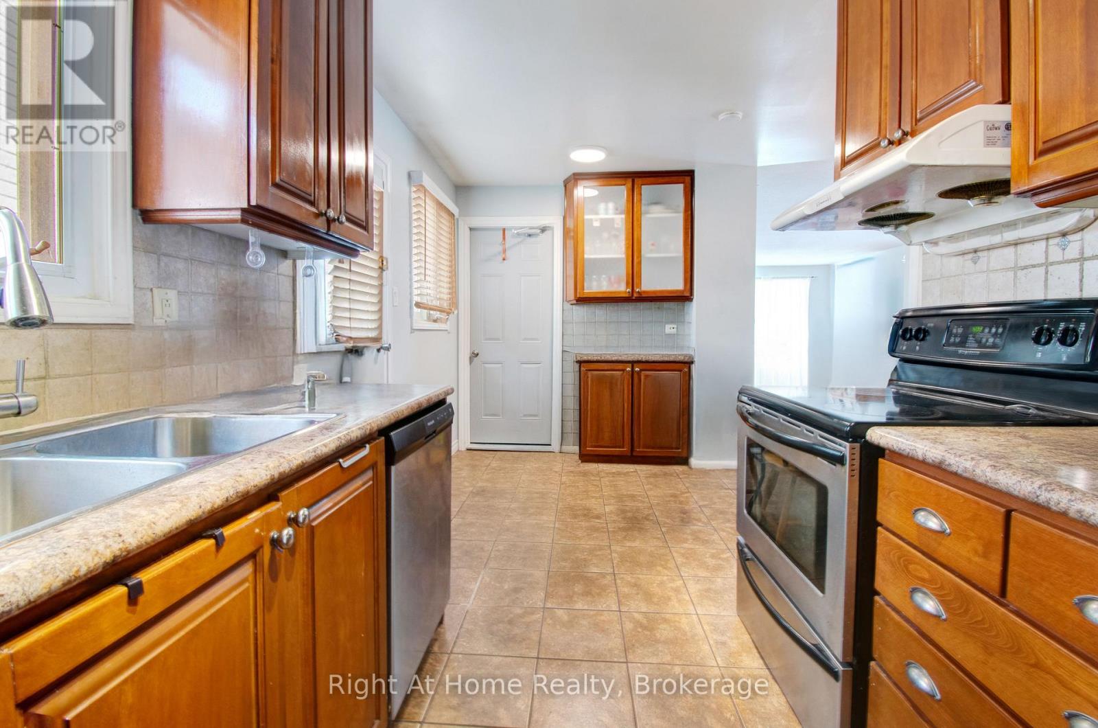 Photo 10 of 63 Martindale Crescent, Brampton ON