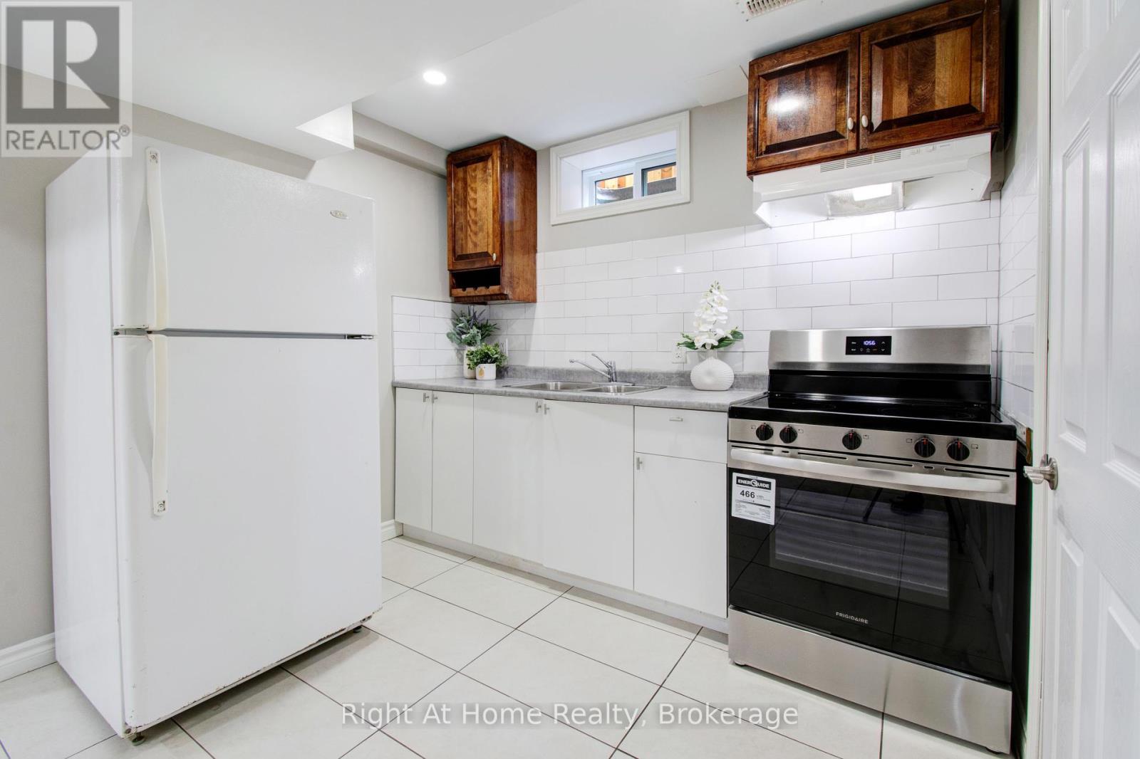 Photo 32 of 63 Martindale Crescent, Brampton ON