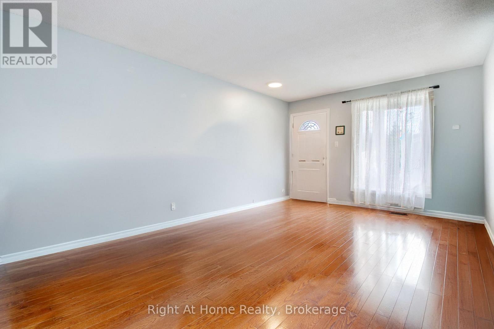 Photo 5 of 63 Martindale Crescent, Brampton ON
