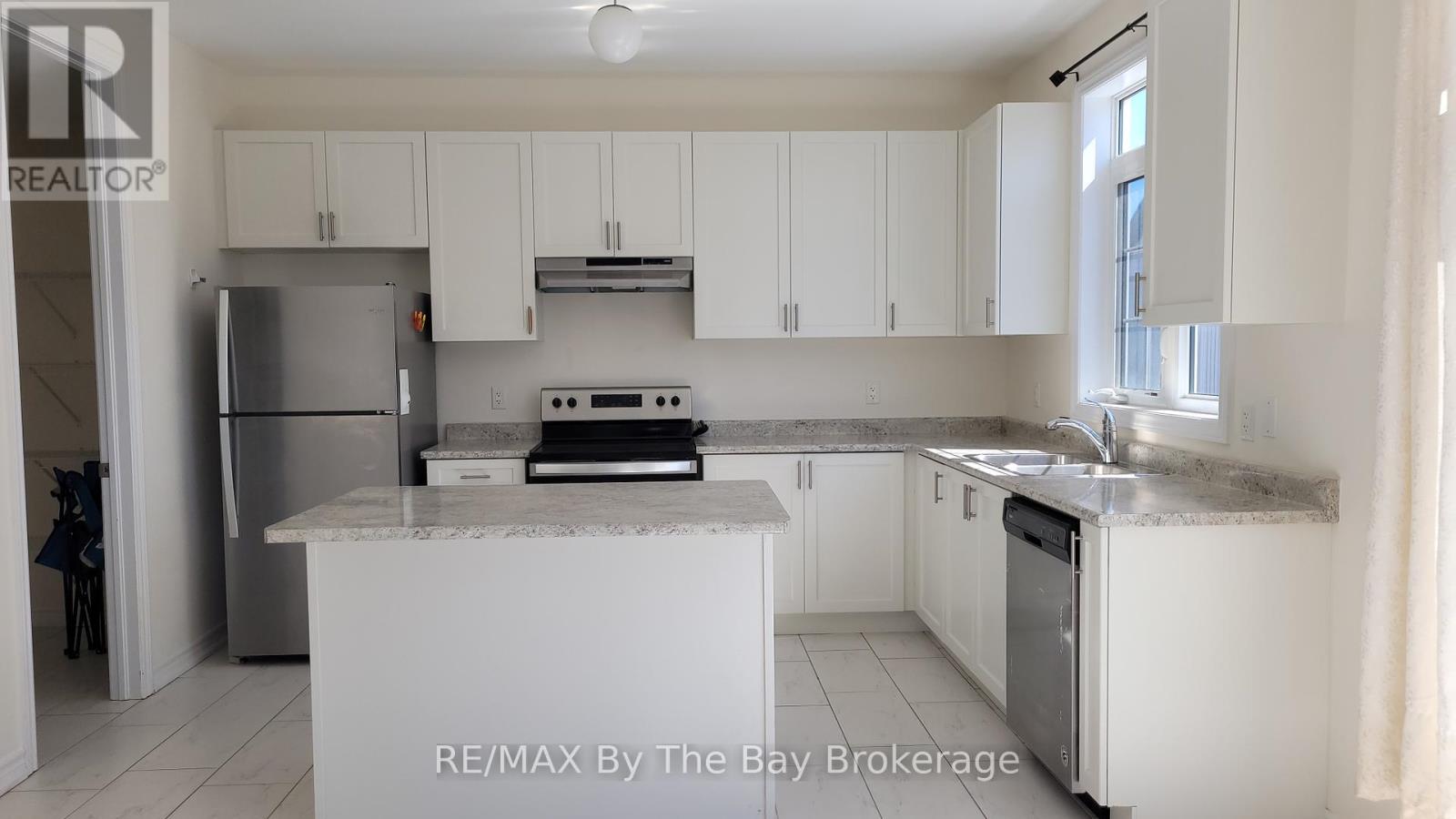 Photo 8 of 218 Roy Drive, Clearview ON