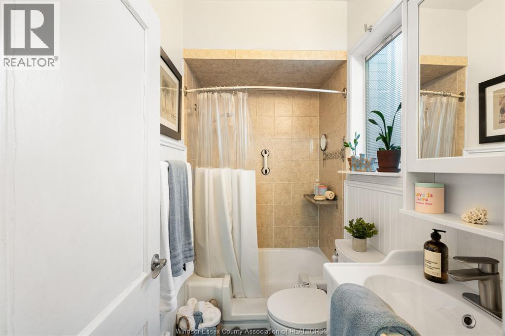 Photo 14 of 1045 Gladstone Avenue, Windsor ON