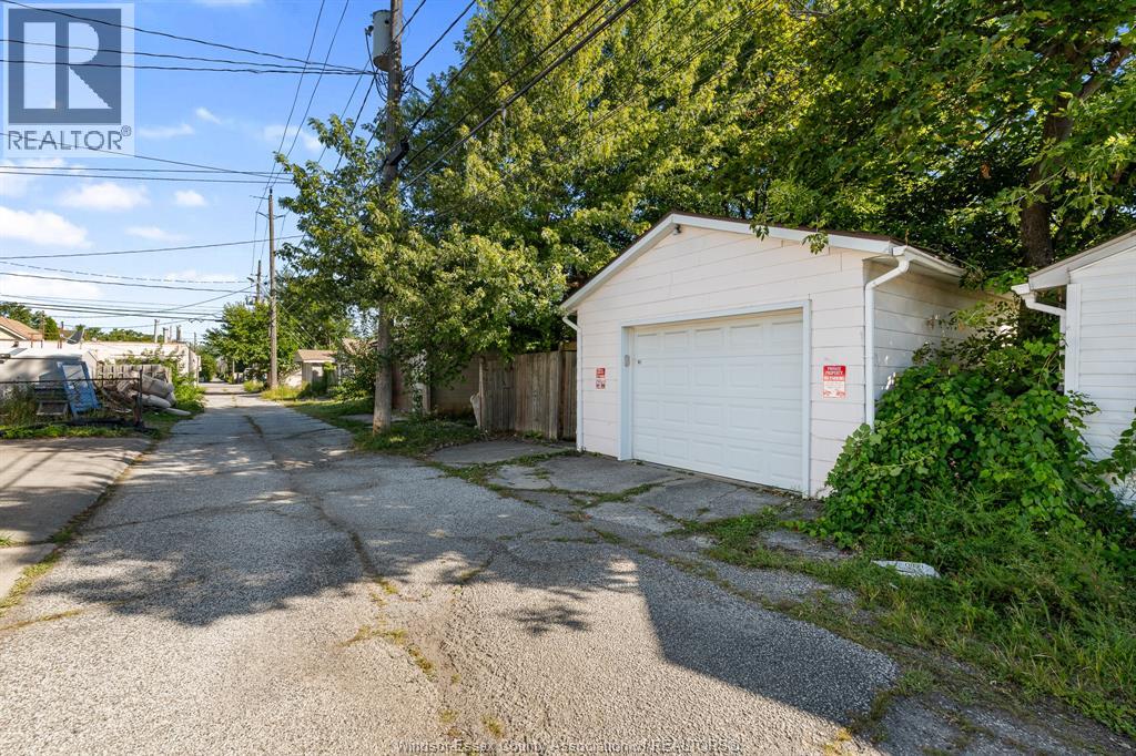 Photo 31 of 1045 Gladstone Avenue, Windsor ON