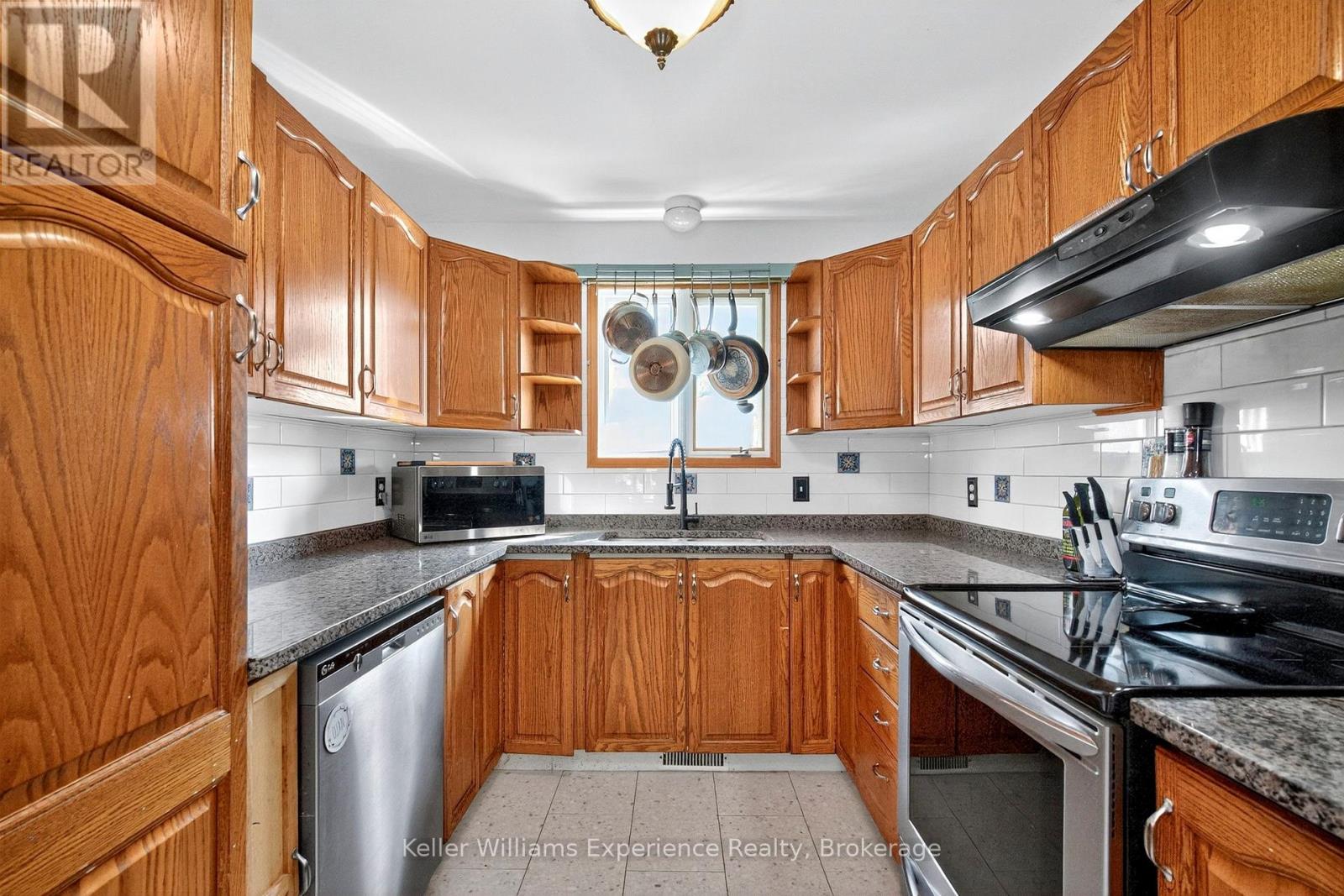 Photo 27 of 308 Assiniboia Street, Tay ON