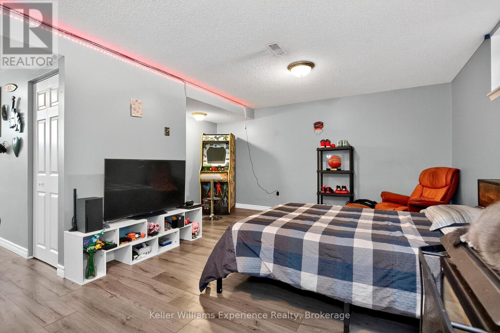 Photo 2 of 308 Assiniboia Street, Tay ON