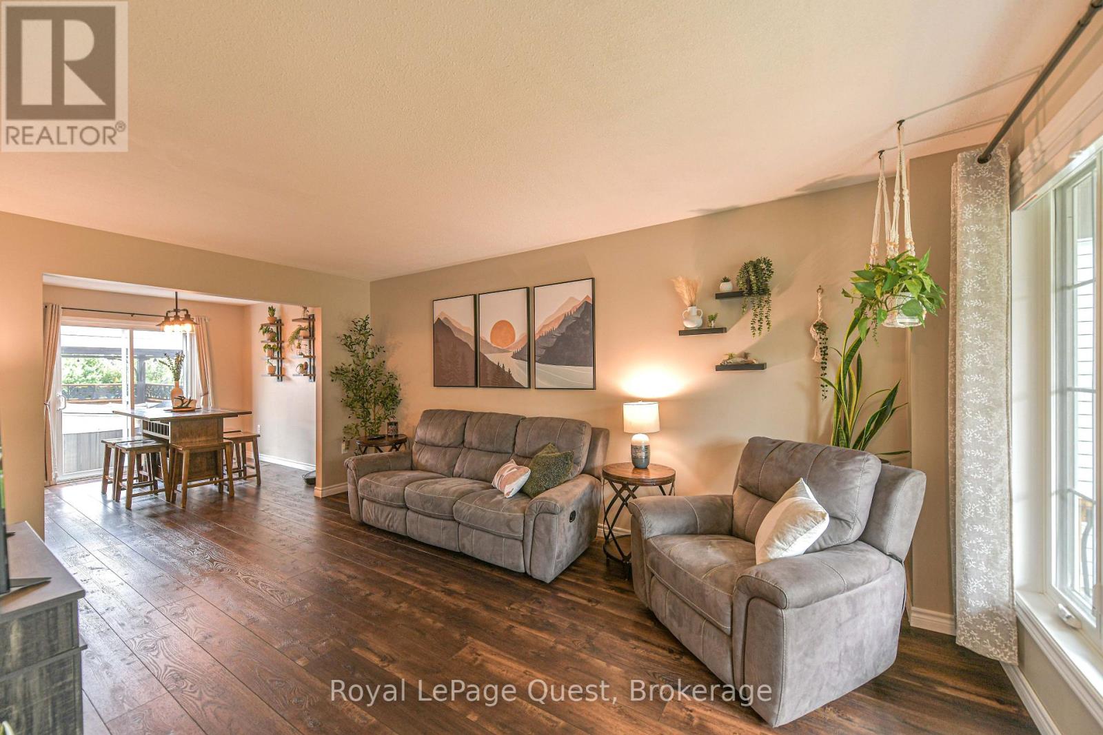 Photo 4 of 46 Courtney Crescent, Orillia ON