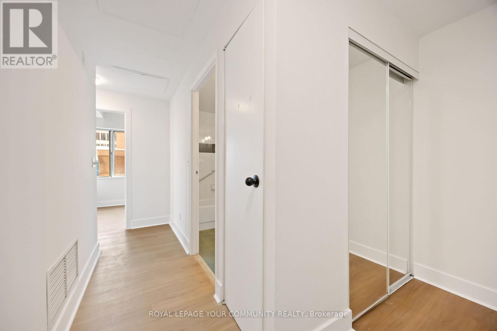 Photo 2 of 902 1901 Yonge Street, Toronto ON