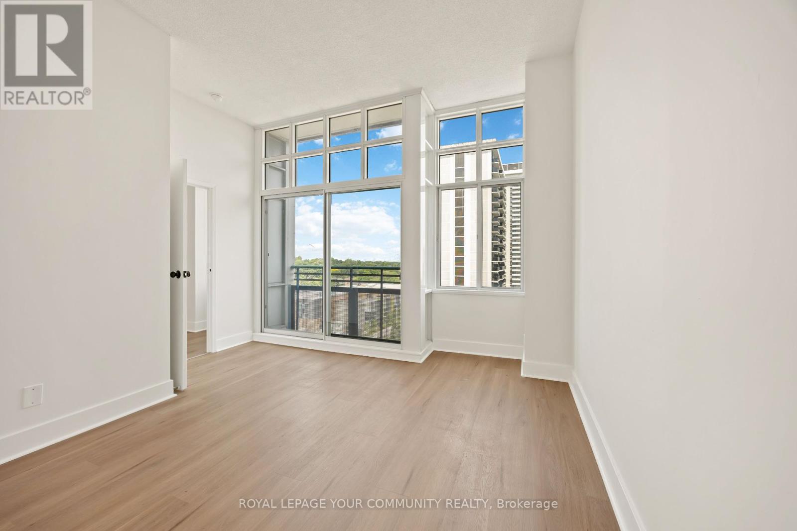 Photo 11 of 902 1901 Yonge Street, Toronto ON