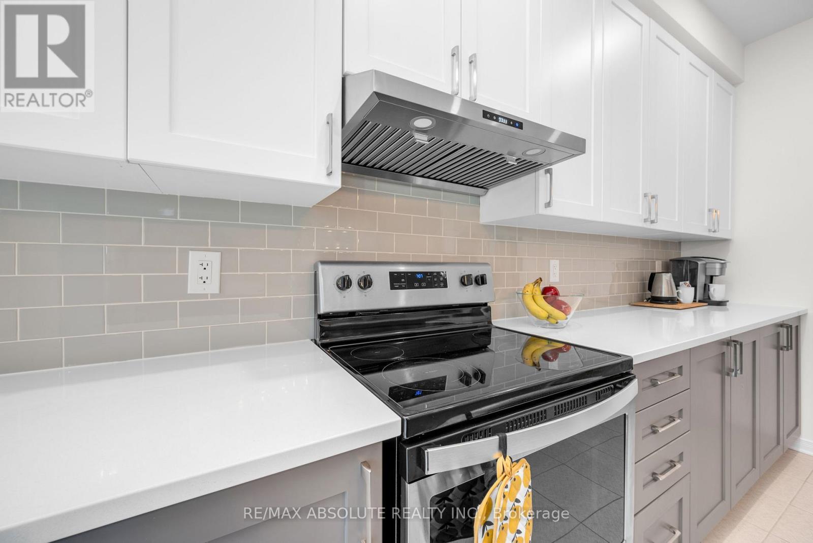 Photo 25 of 302 Haliburton Heights, Ottawa ON