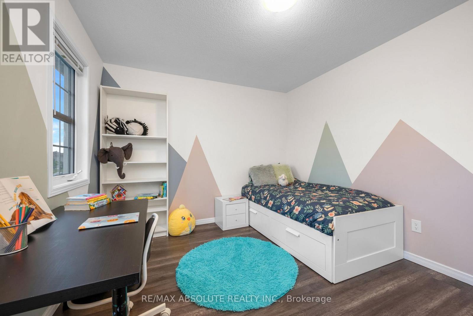 Photo 3 of 302 Haliburton Heights, Ottawa ON