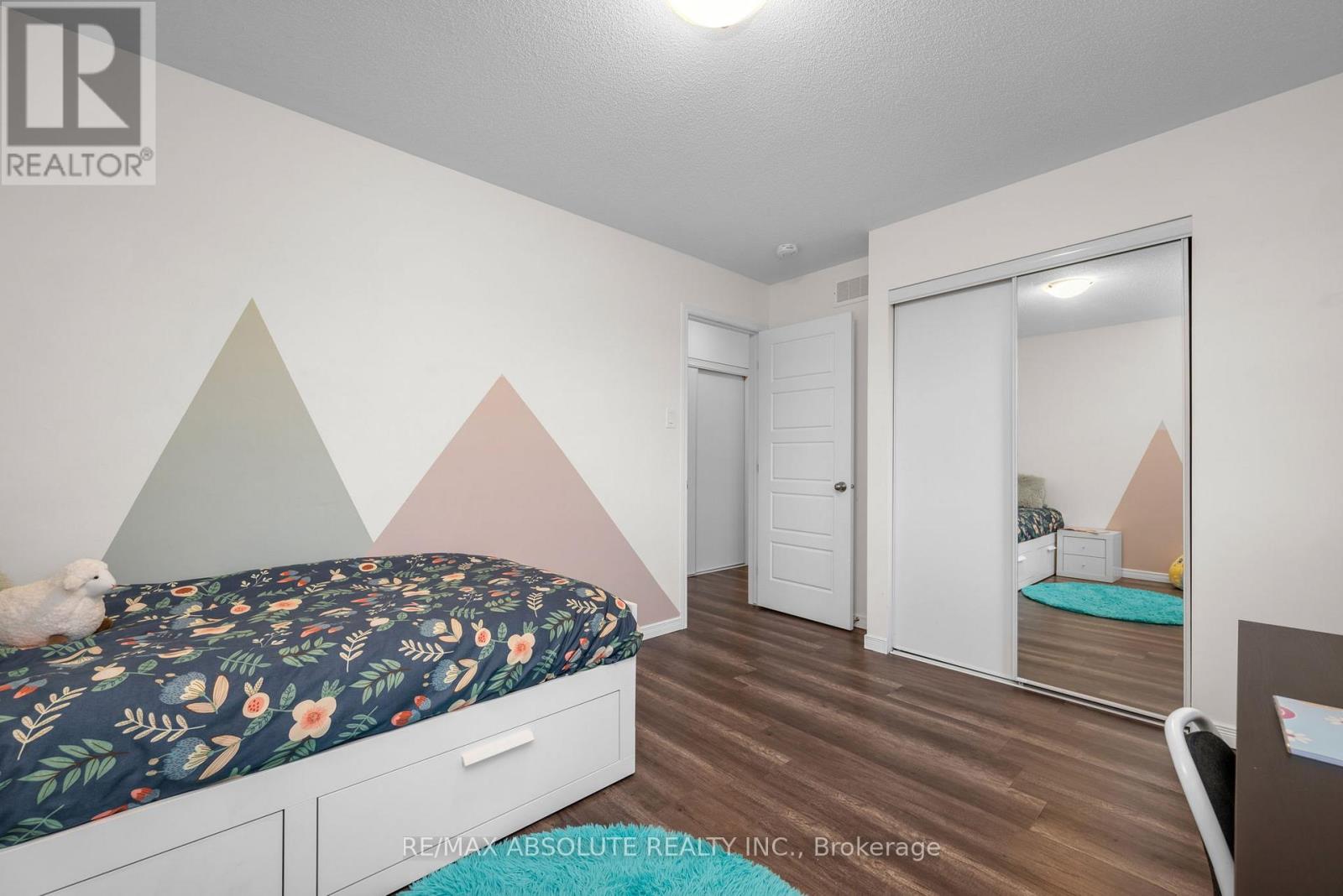 Photo 19 of 302 Haliburton Heights, Ottawa ON