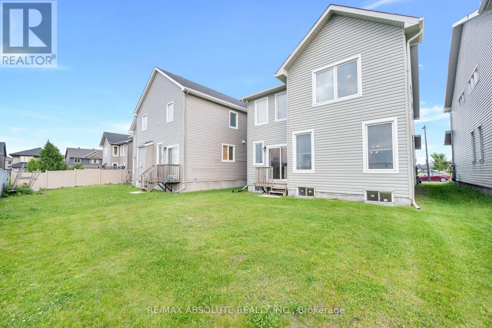 Photo 15 of 302 Haliburton Heights, Ottawa ON