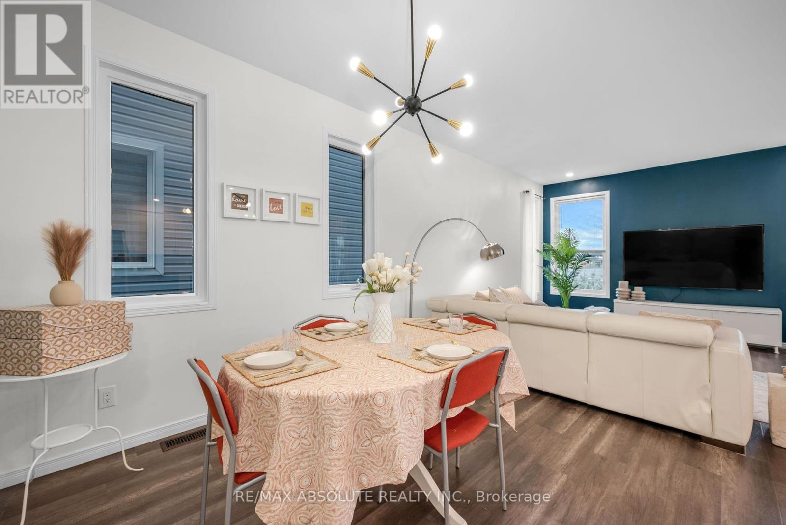 Photo 23 of 302 Haliburton Heights, Ottawa ON
