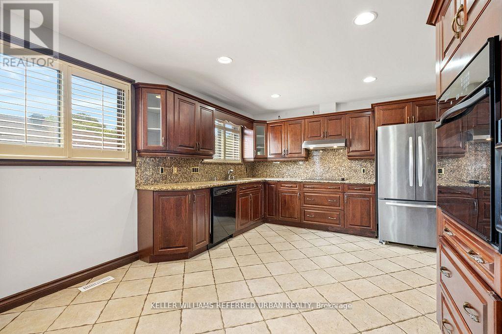 Photo 4 of 12 Eldorado Court, Toronto ON