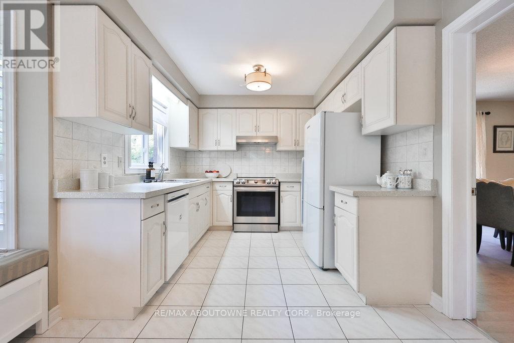 Photo 33 of 542 Hambling Court, Burlington ON