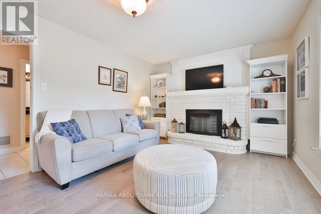 Photo 7 of 542 Hambling Court, Burlington ON