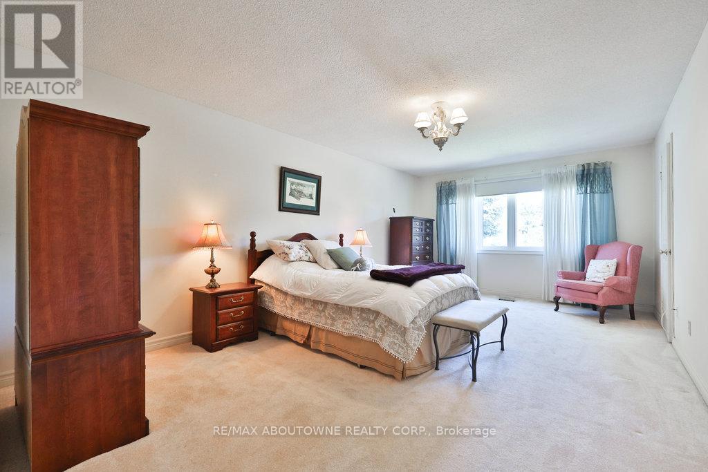 Photo 42 of 542 Hambling Court, Burlington ON
