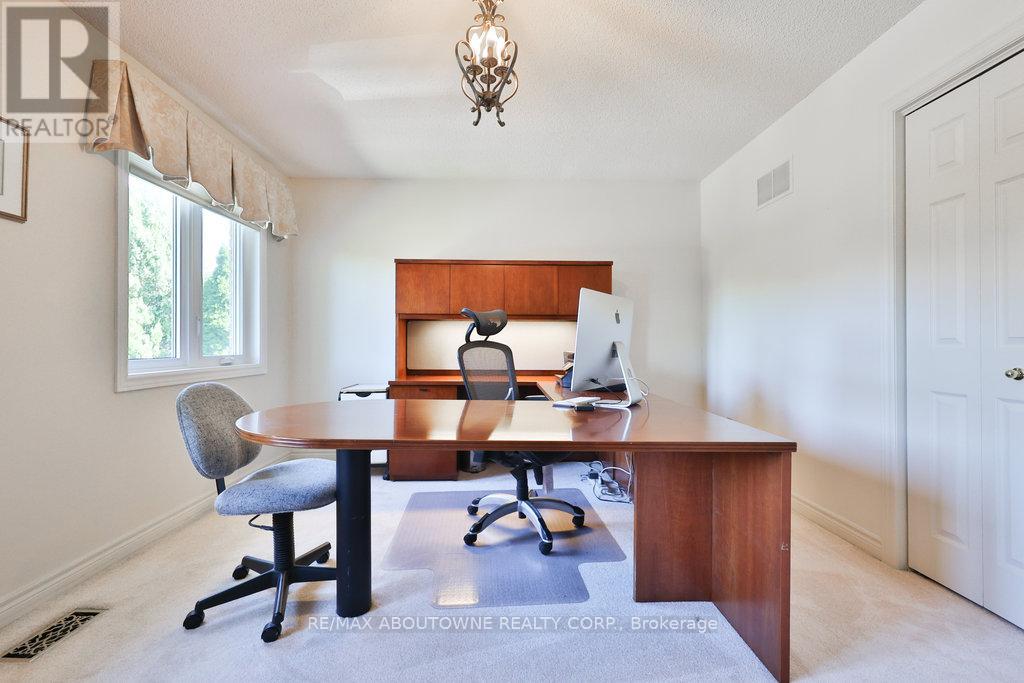 Photo 10 of 542 Hambling Court, Burlington ON