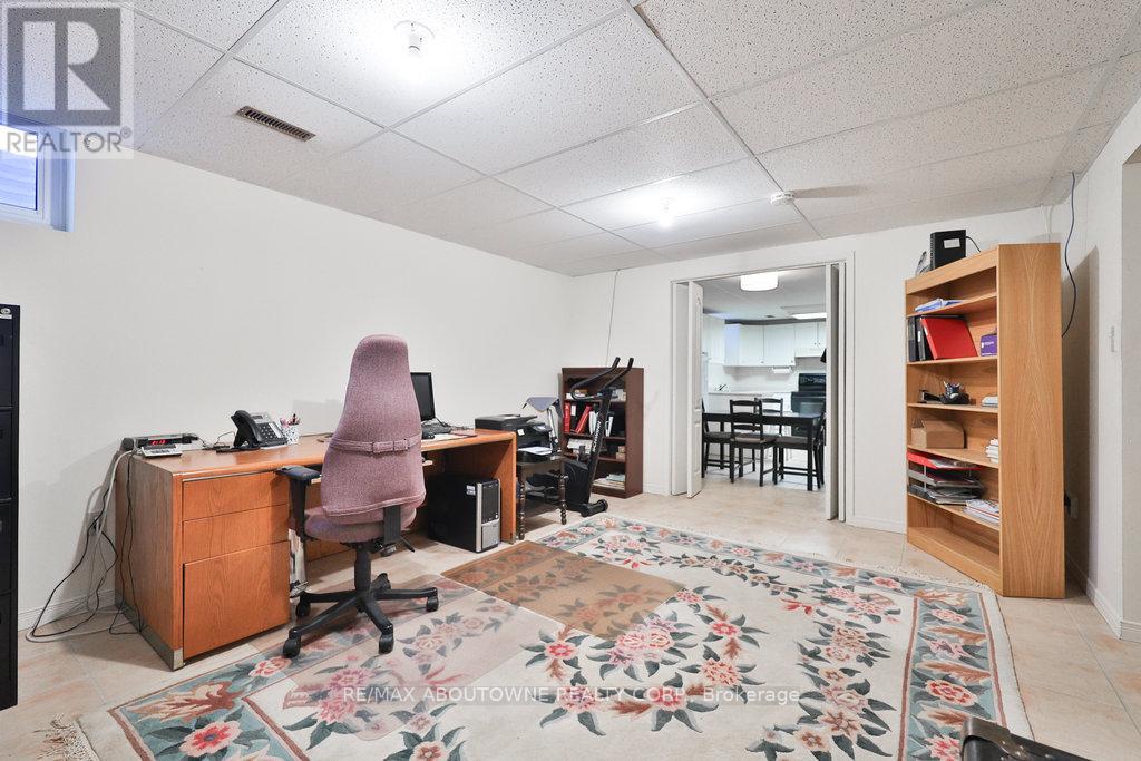 Photo 4 of 542 Hambling Court, Burlington ON