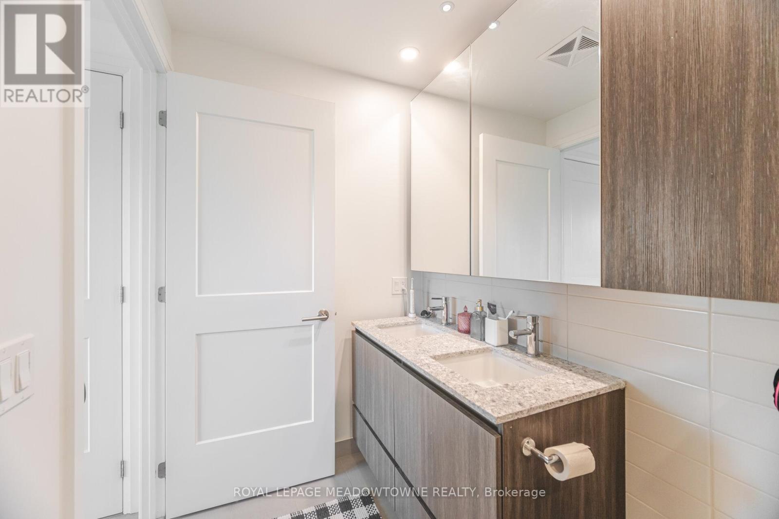 Photo 17 of 307 21 Park Street E, Mississauga ON