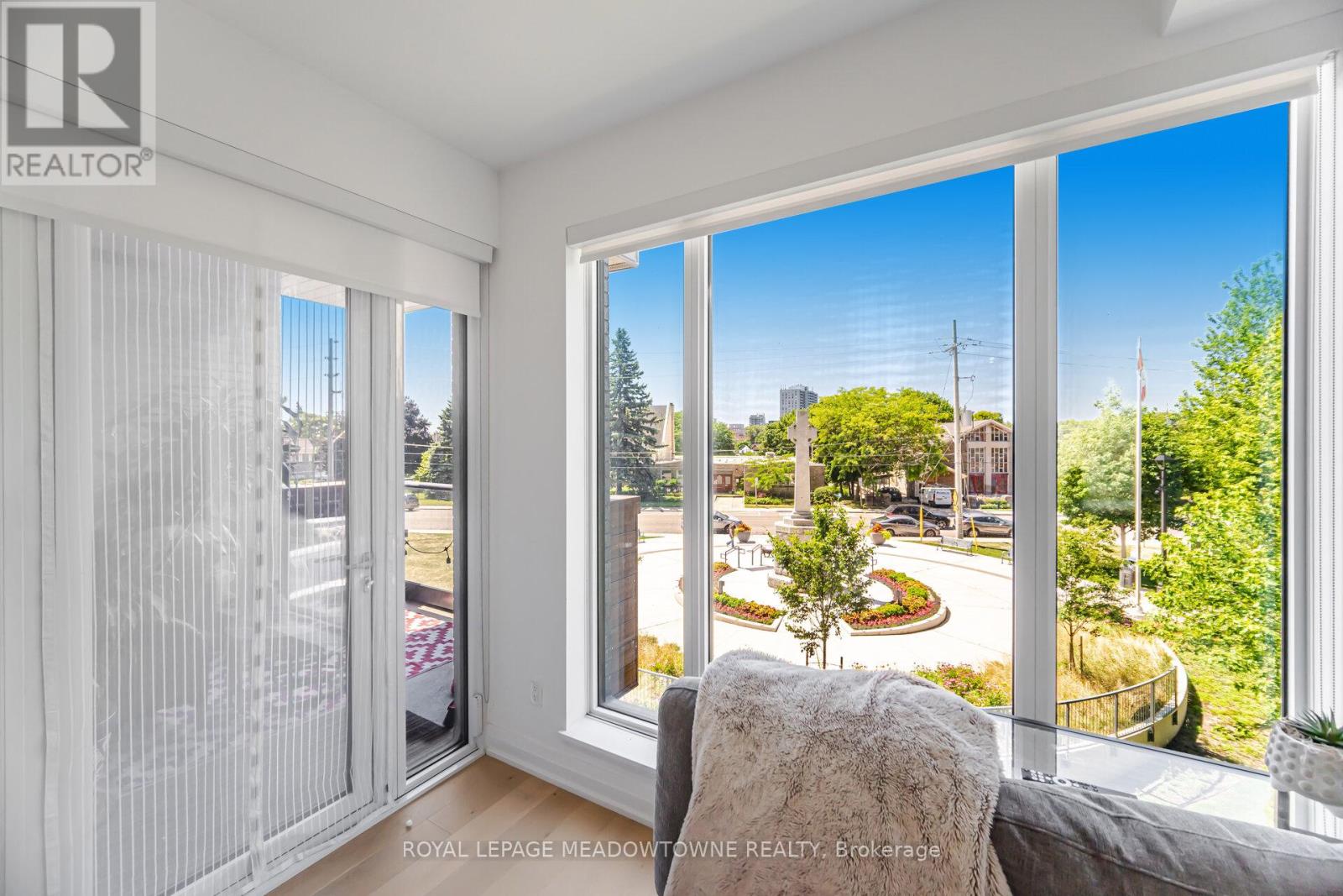 Photo 15 of 307 21 Park Street E, Mississauga ON