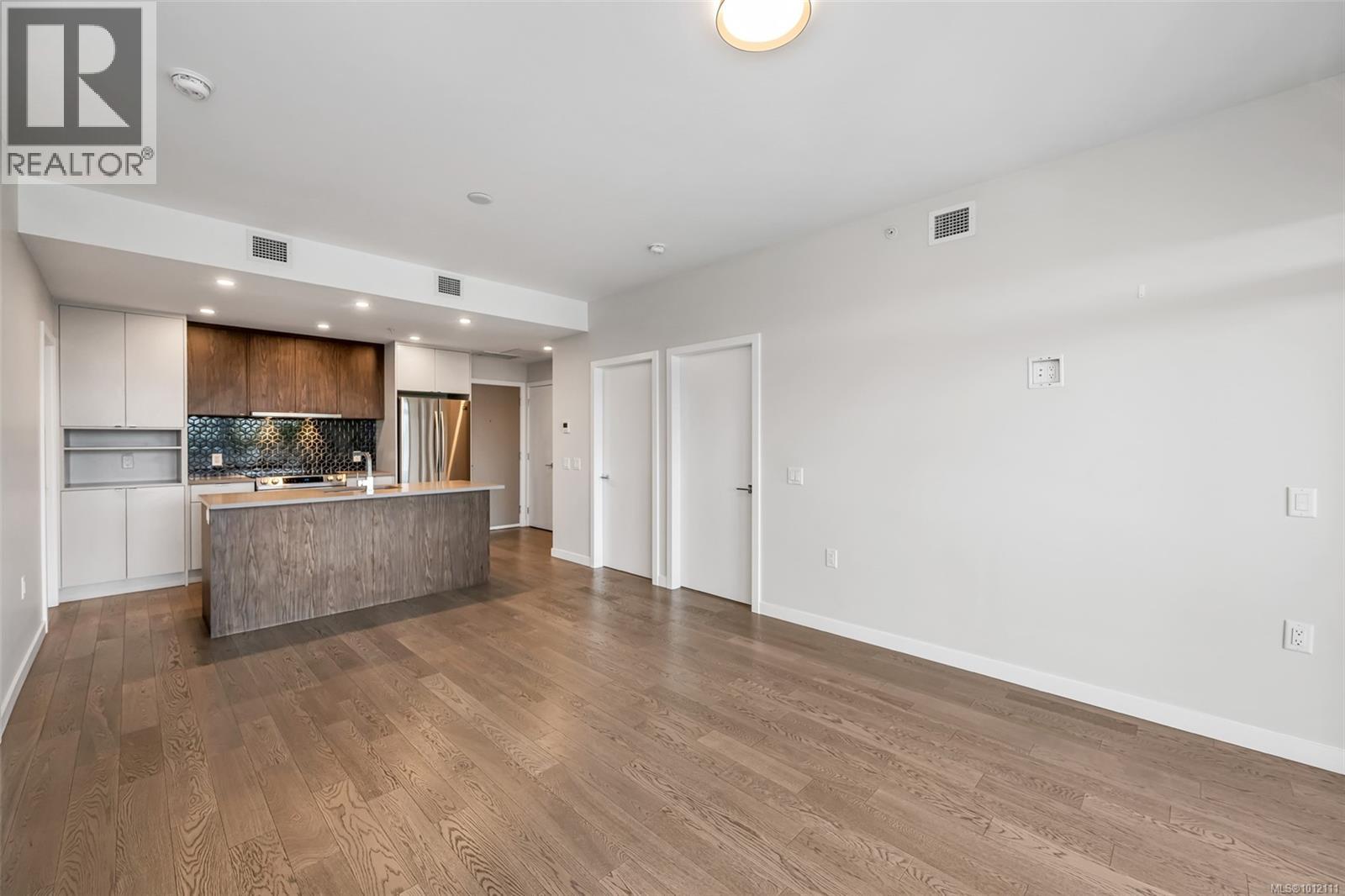 Photo 6 of 603 881 Short St, Saanich BC