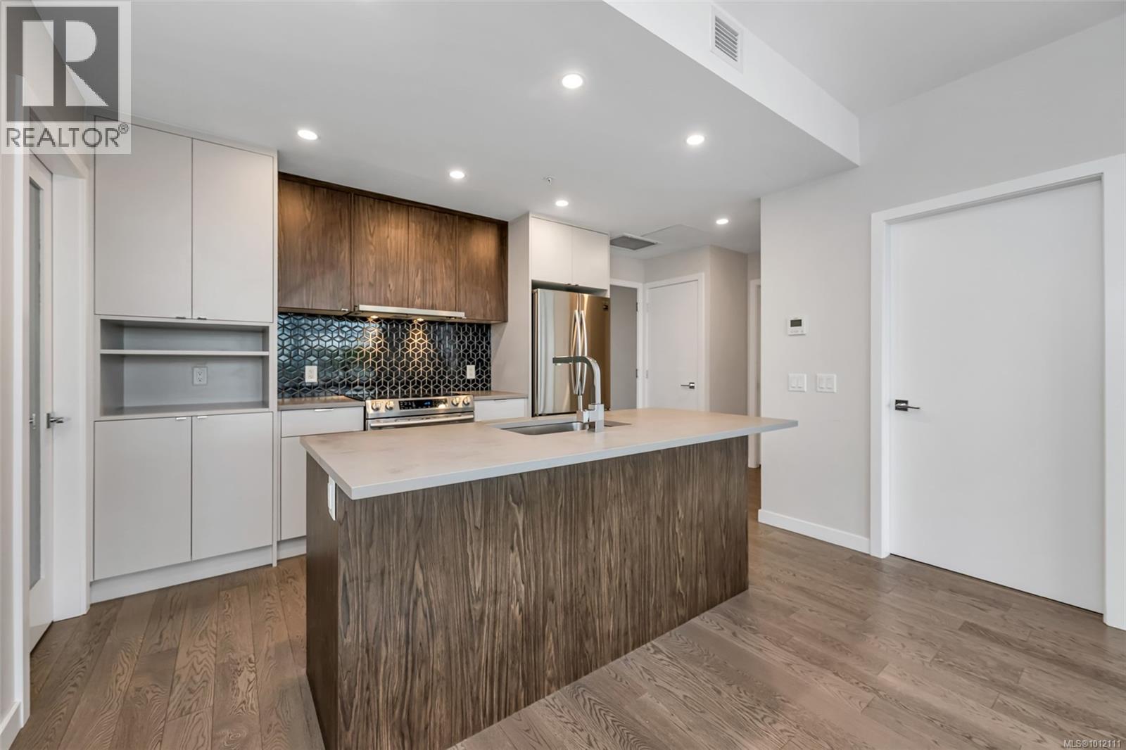 Photo 23 of 603 881 Short St, Saanich BC