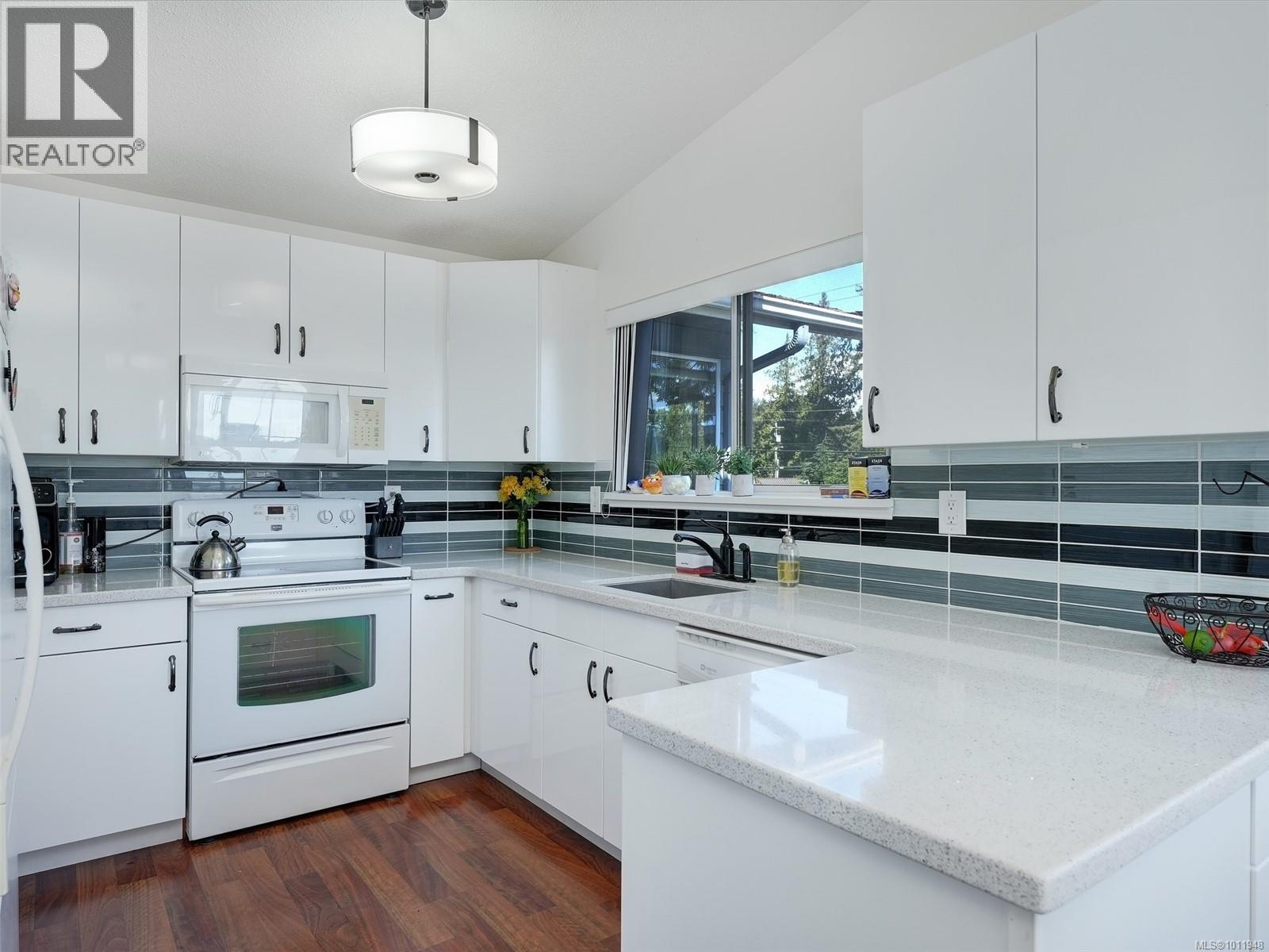 5 6110 Seabroom Road, Sooke