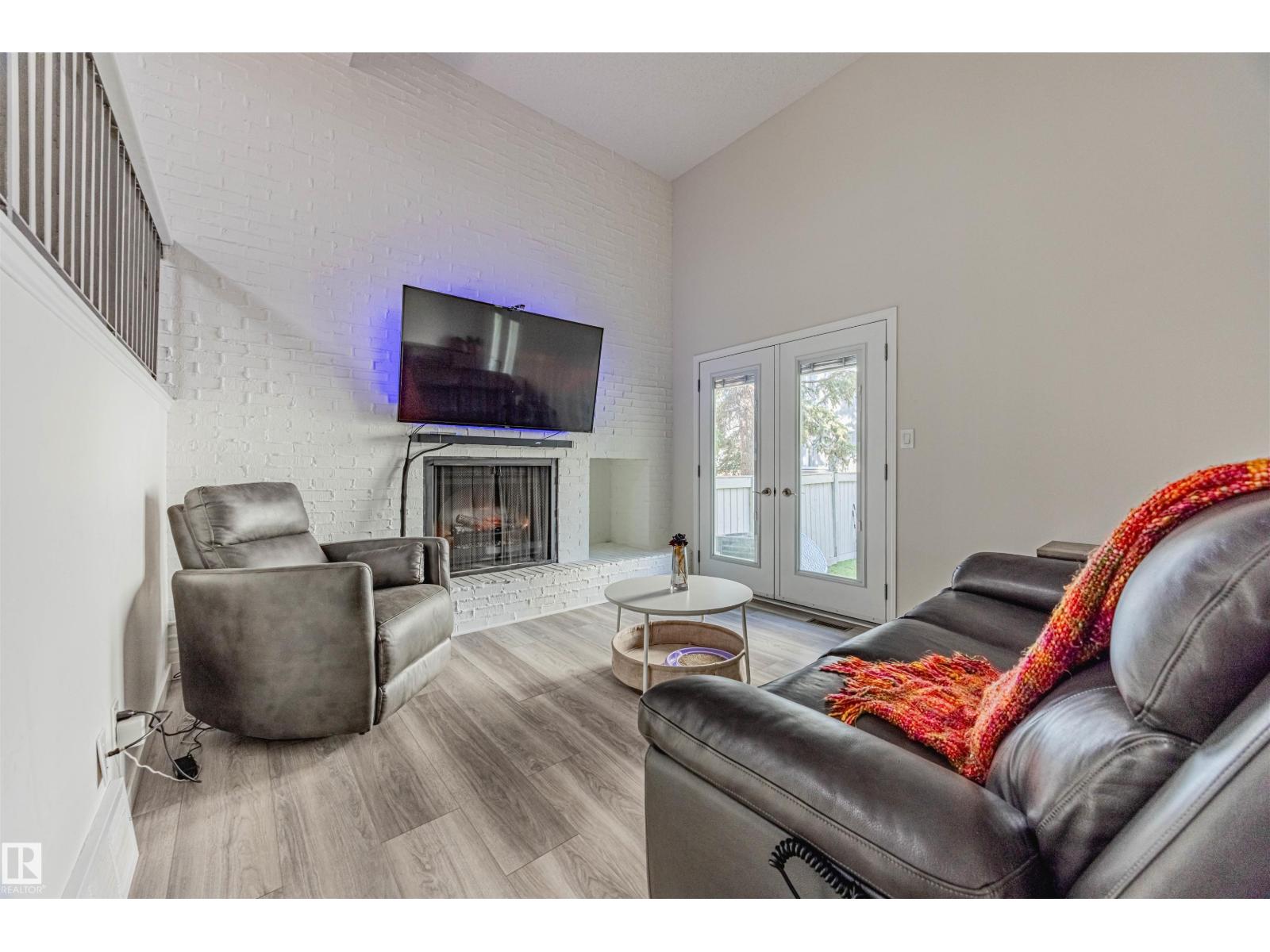 Photo 4 of 3044 108 St Nw, Edmonton AB